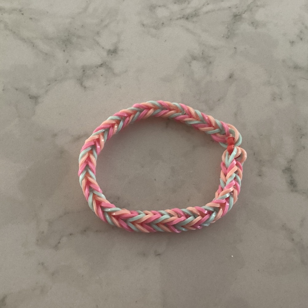 Bracelet (rainbow loom) - Picture 1 of 3